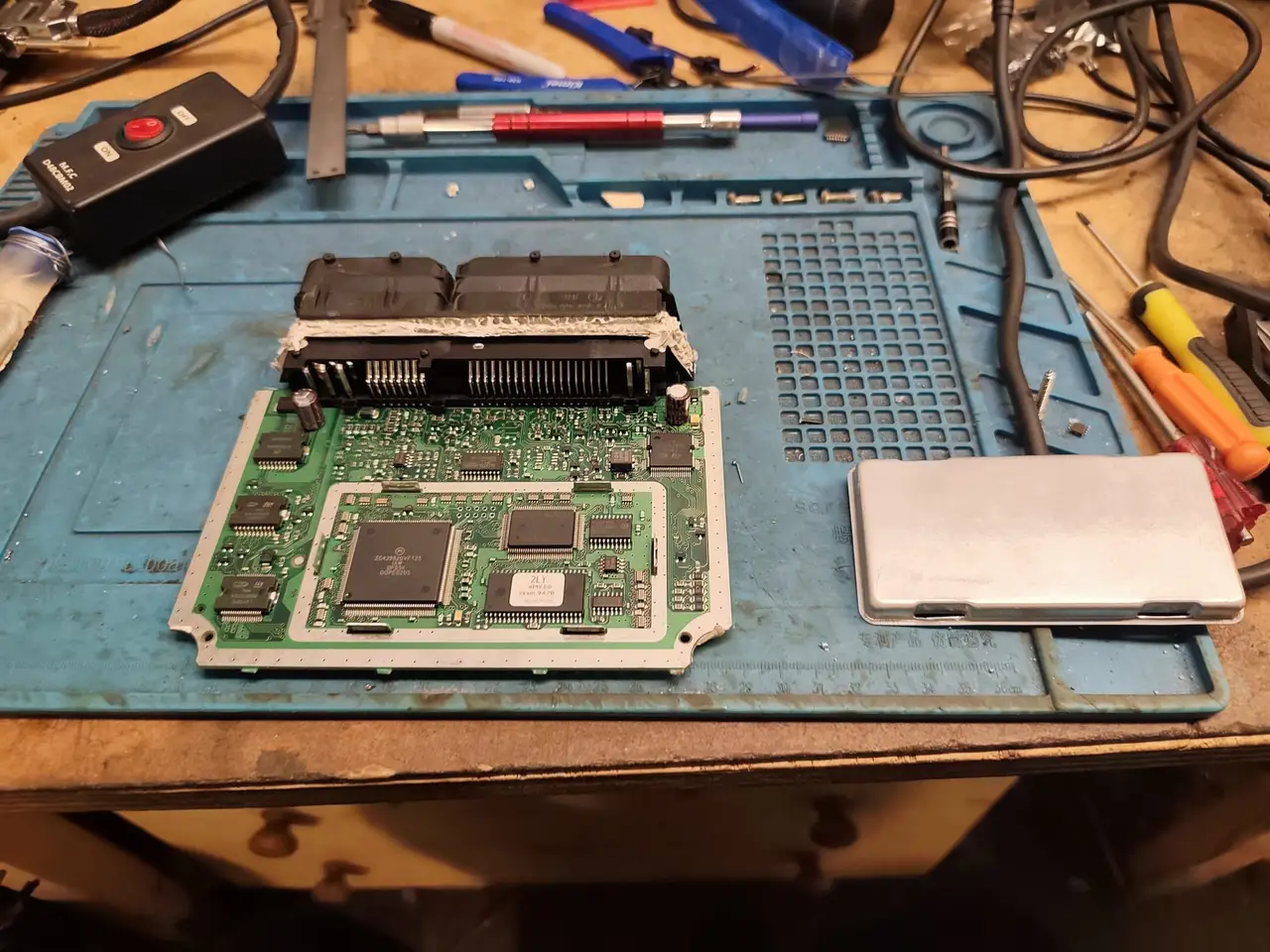 Open engine control unit on the Tehopankki electronics bench
